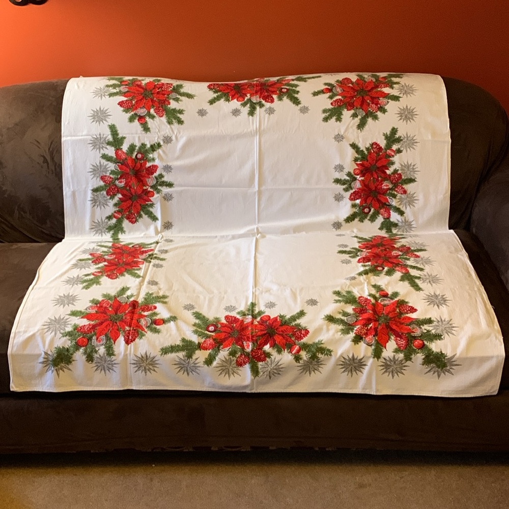 Vintage 53“ x 60“ cotton tablecloth with poinsettias, pinecones & ornaments